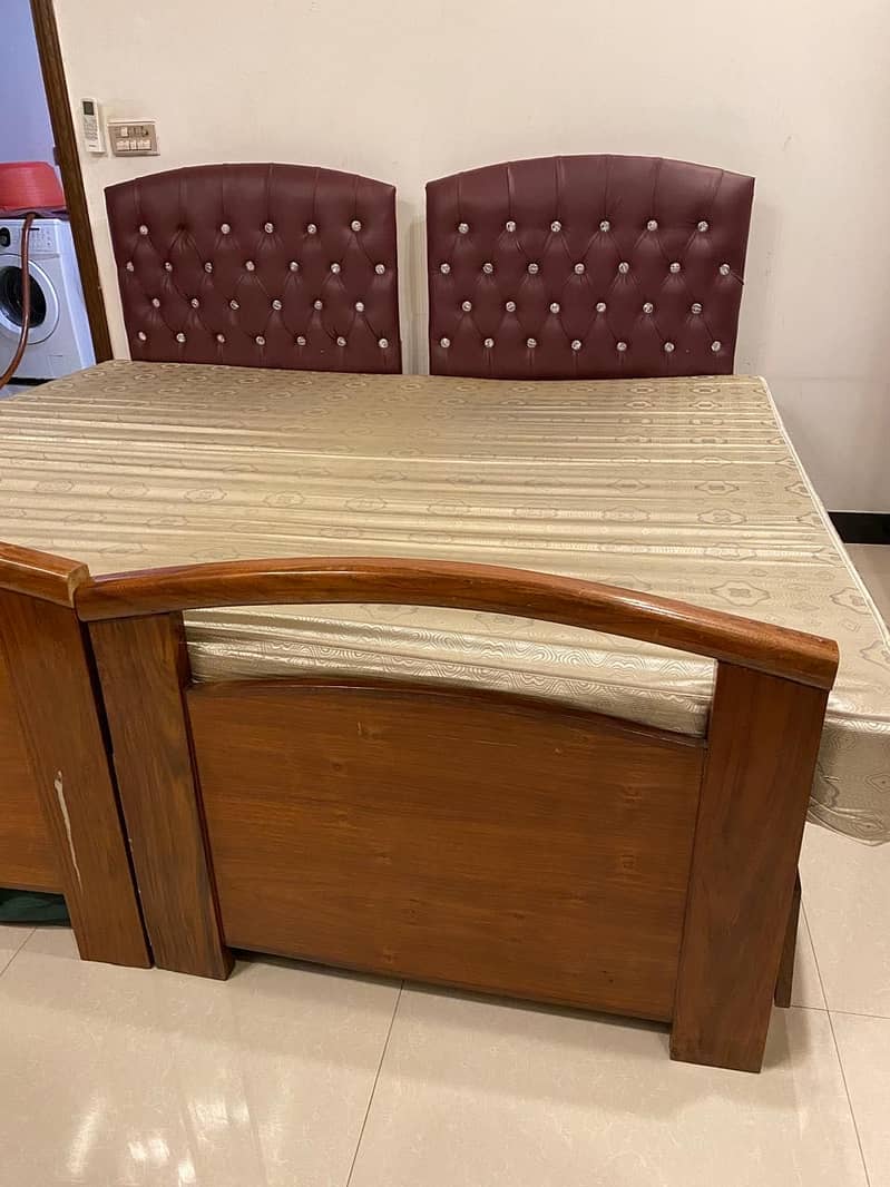 2 single beds 4