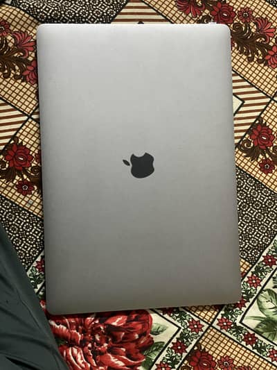 Apple MacBook Pro 15" 2017 i7 16GB 500GB Touch Bar Radeon 2GB A1707