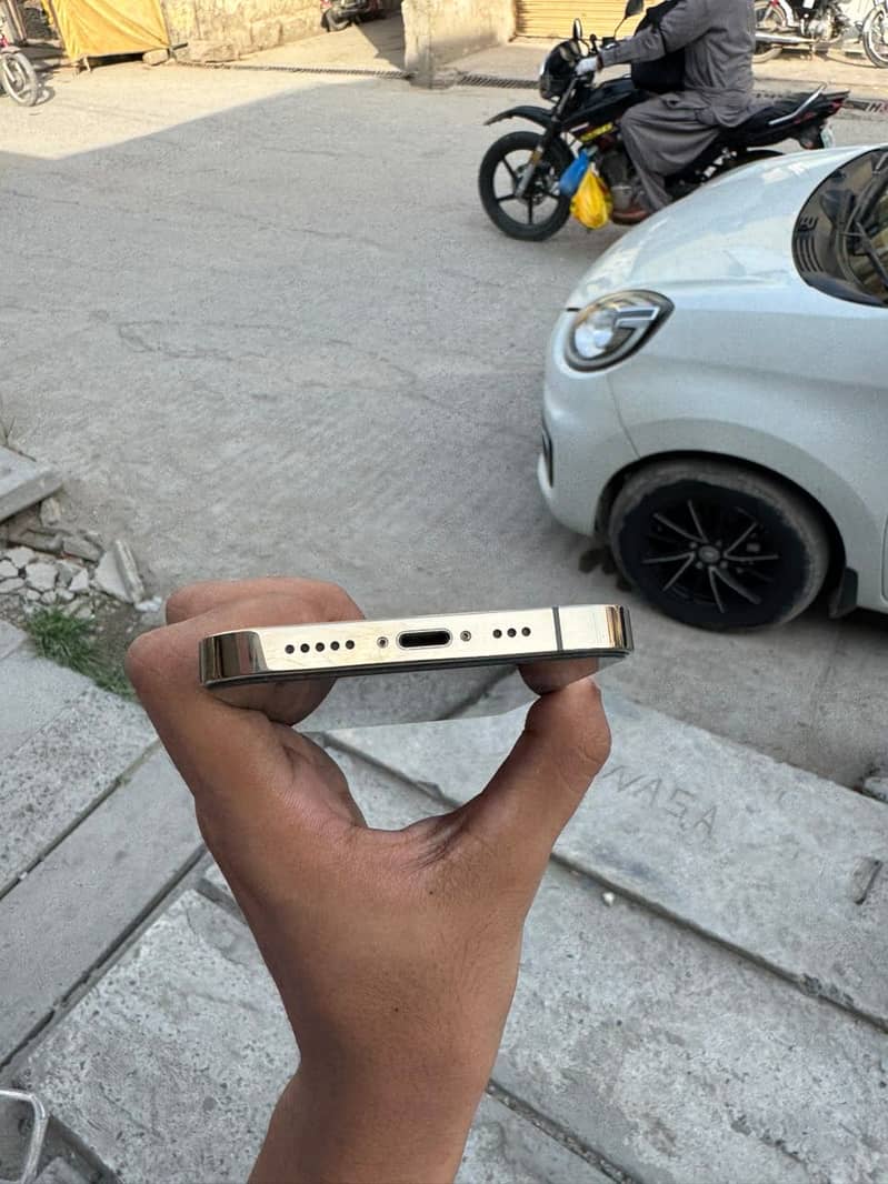 Apple iPhone 13 Pro 1