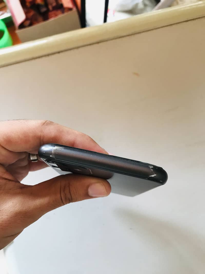 Apple iPhone 11 4