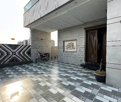 Fully Furnished 10 Marla House Available In Bahria Town - Sector C For sale
