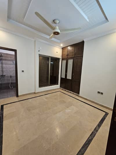 G-11 40*80 ground portion for rent out class good location