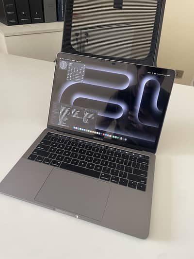 Apple MacBook Pro 2017 Touch Bar | Core i5 3.1 Ghz | 104 Cycles