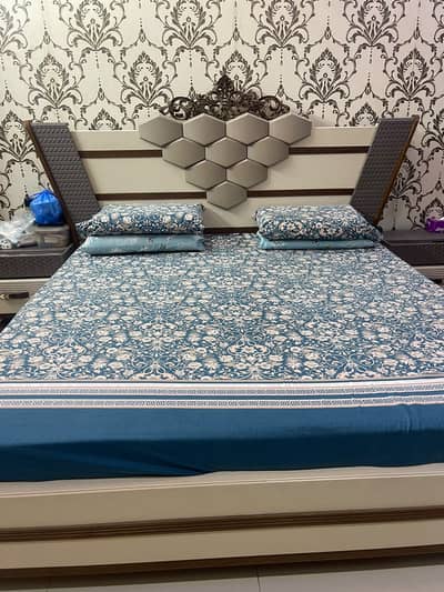 Used Modern King Size Bedroom Set – Bed, Wardrobe & Dressing Table