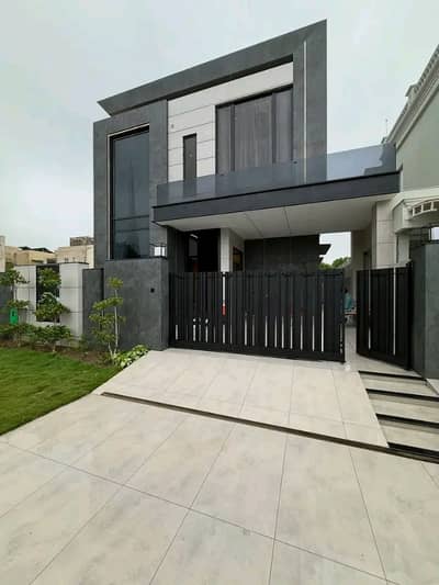 10 Marla Luxury House is Available for Rent in Bahria Town Lahore