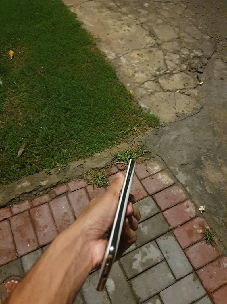 Sharp Aquos R2 0