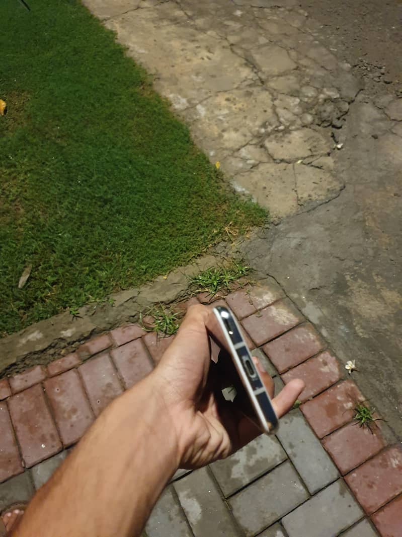 Sharp Aquos R2 1