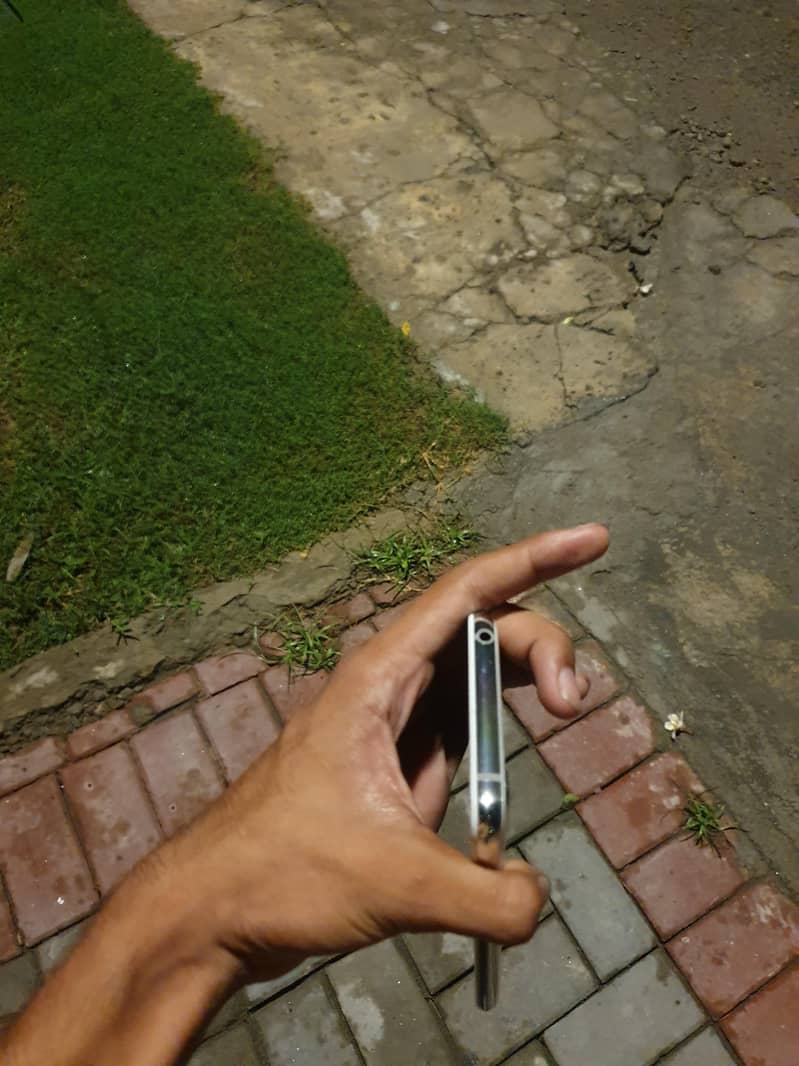 Sharp Aquos R2 2