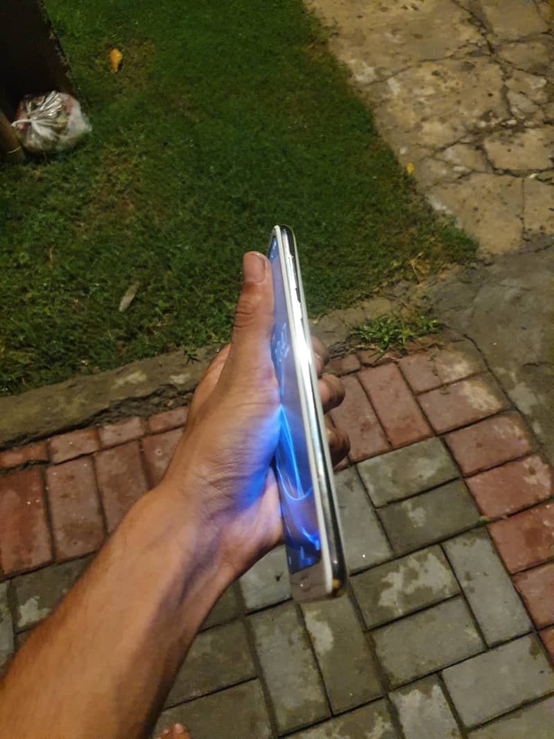 Sharp Aquos R2 4