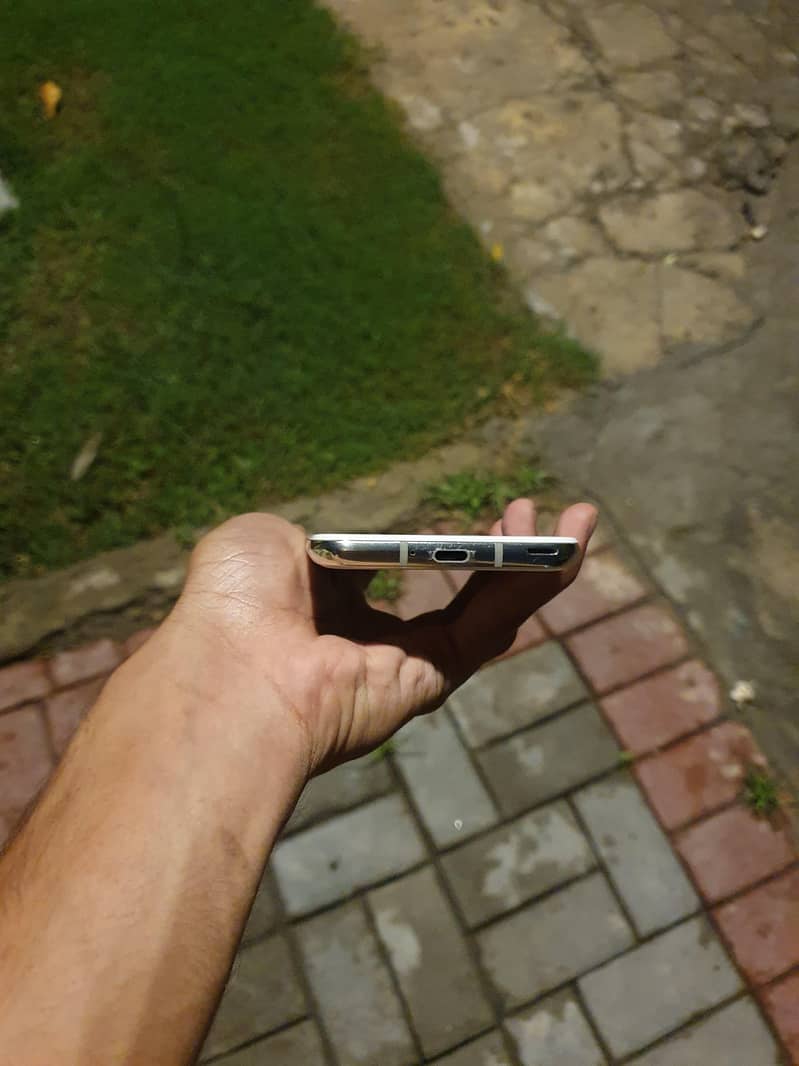 Sharp Aquos R2 5