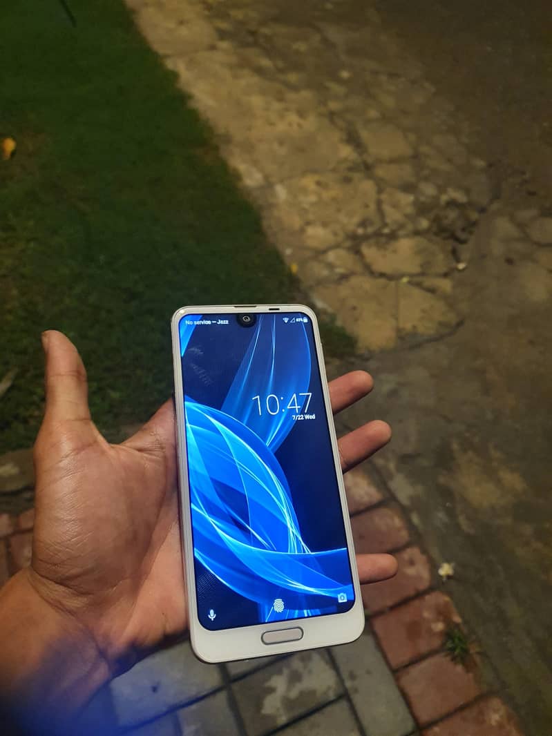 Sharp Aquos R2 6