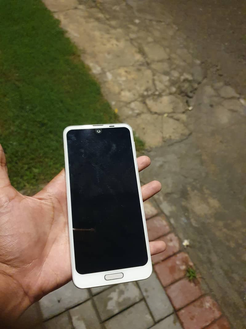 Sharp Aquos R2 7