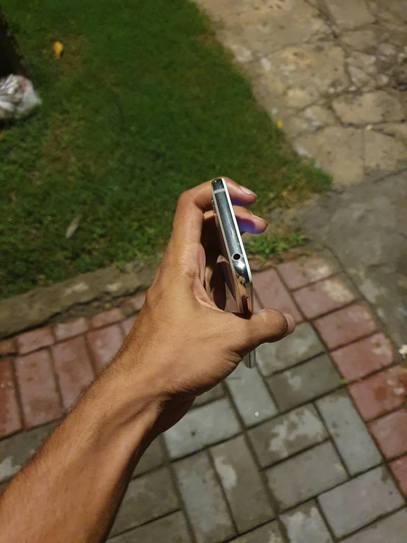 Sharp Aquos R2 8