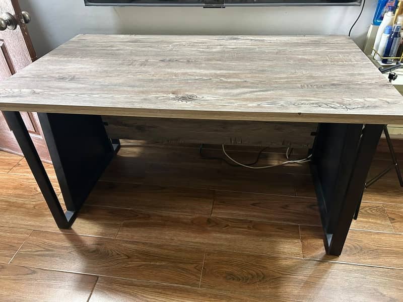 Computer table 0