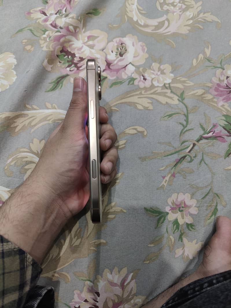 Iphone 16 pro max 4