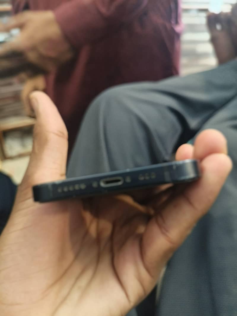 Apple iPhone 12 4