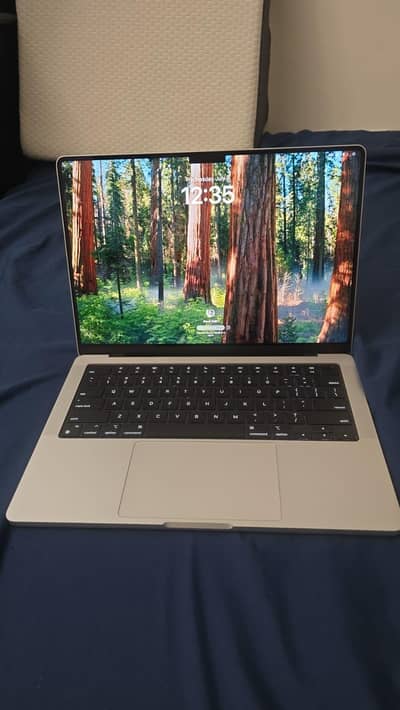 Macbook Air (15-inches) . . 16gb/256gb . . Only 5 Cycle Counts