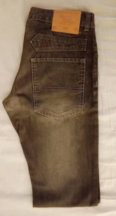 32 waist with buttons no zip jismay zip kharab hony Ka issue aaye.