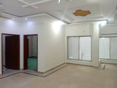 FOR RESIDENCE OR OFFICE 12 MARLA FULL HOUSE AVAILABLE FOR RENT