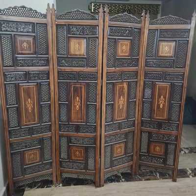 Wooden partition in very good condition for sale
