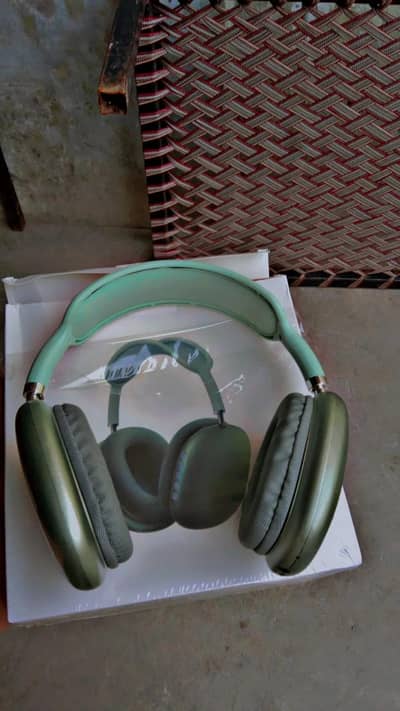 Green Bluetooth headphone 5.3