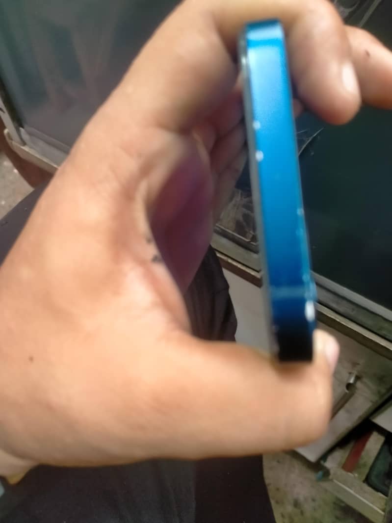 Apple iPhone 12 4