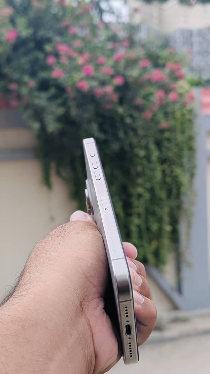 Apple iPhone 15 Pro Max 3