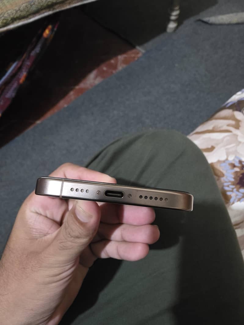 Apple iPhone 16 Pro Max 4