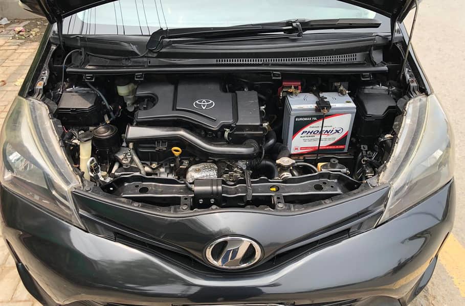 vitz black 4