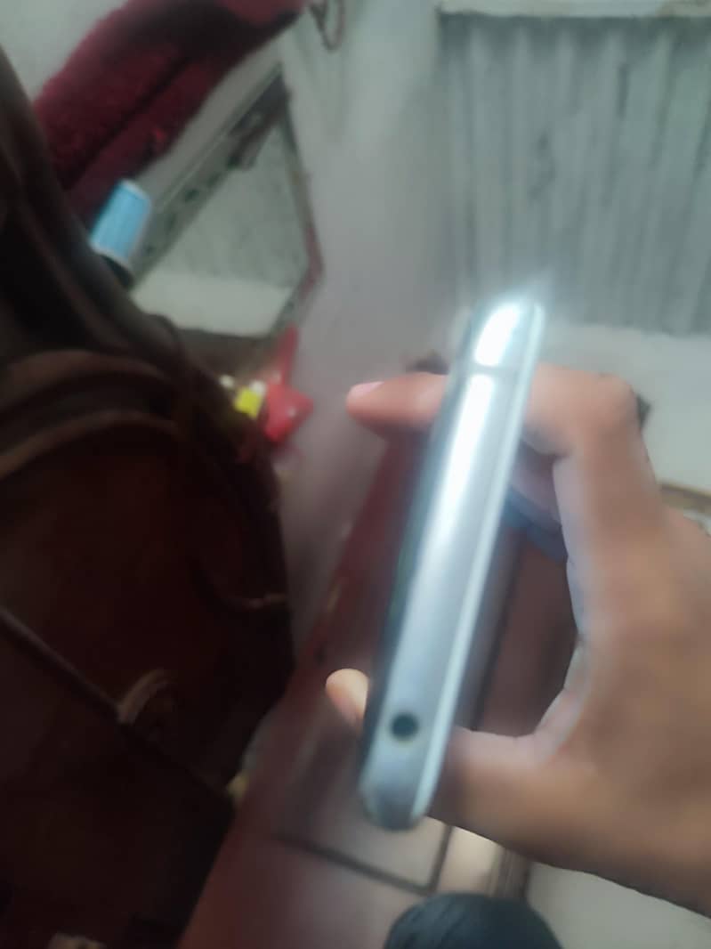 Sharp Aquos R2 1