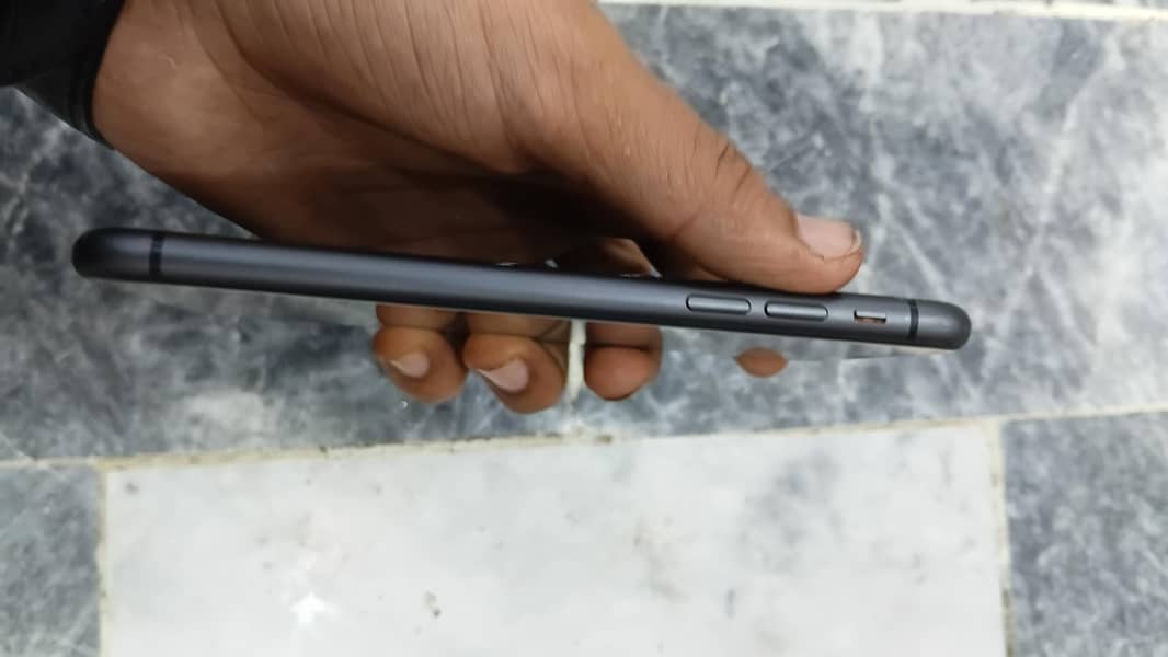 Apple iPhone 11 3