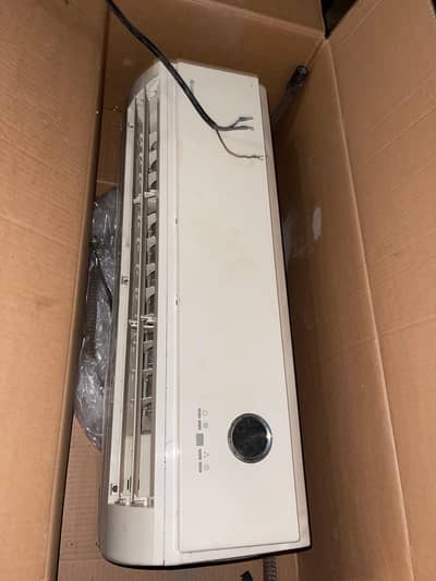 1 ton brand gree ka ac hai Non inverter