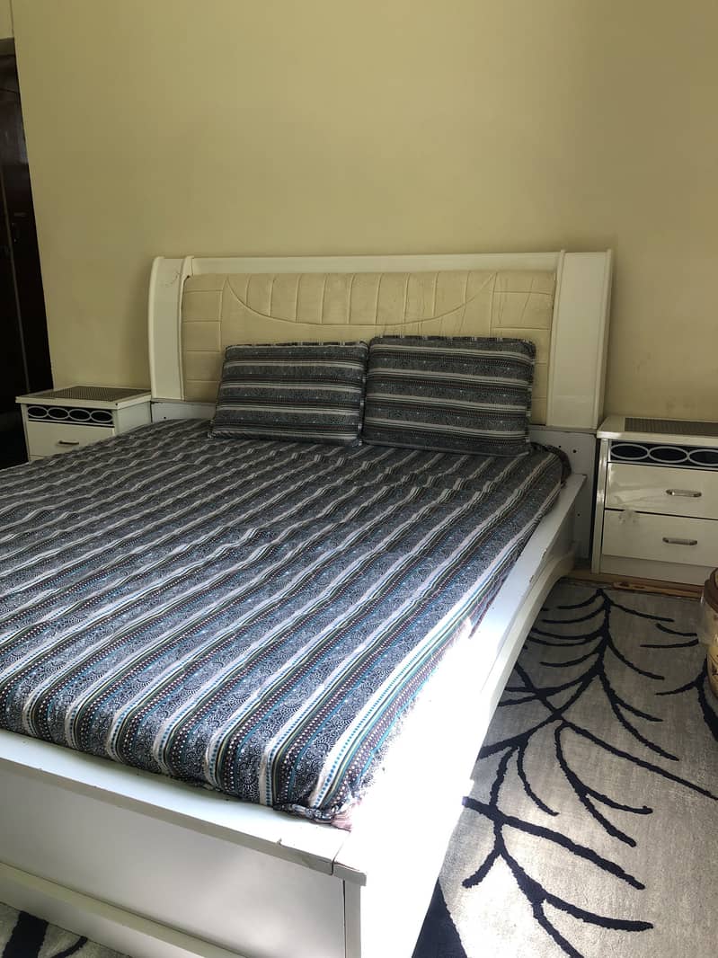 Bed king size 1
