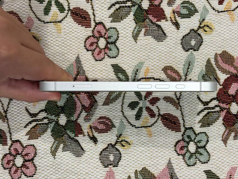 Apple iPhone 17e 1