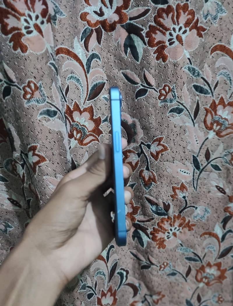 Apple iPhone 13 2