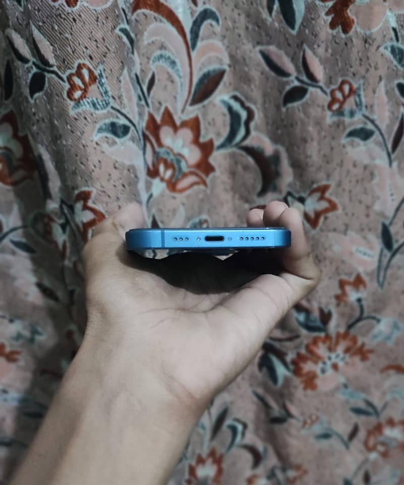 Apple iPhone 13 4