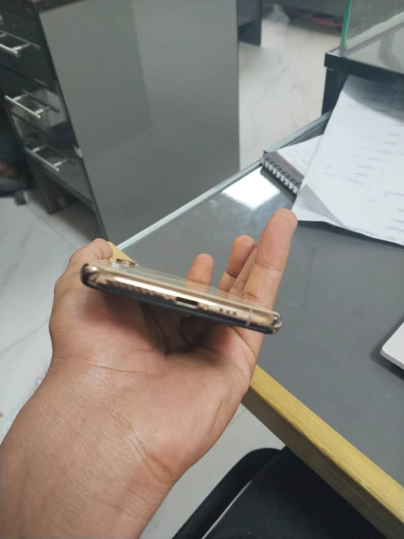 Apple iPhone X 3