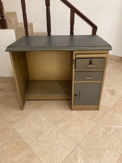 Workstation desk with foot rest / table