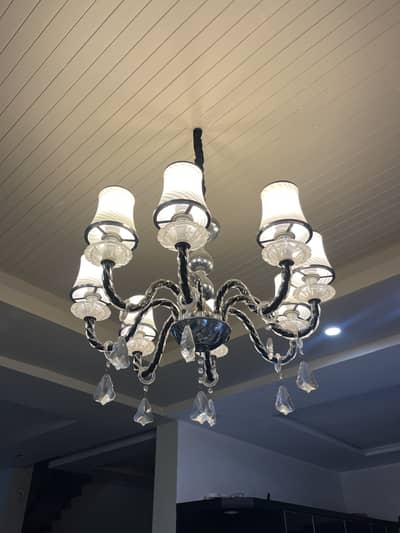 Elegant 8-Light Crystal Chandelier – Excellent Condition