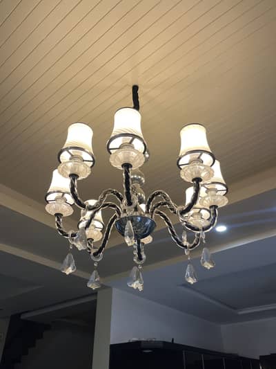 Elegant 8-Light Crystal Chandelier – Excellent Condition
