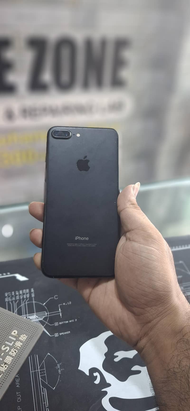 Apple iPhone 7 Plus 0