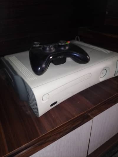 XBOX 360 (retro console) With 5 free games 600gb hard drive