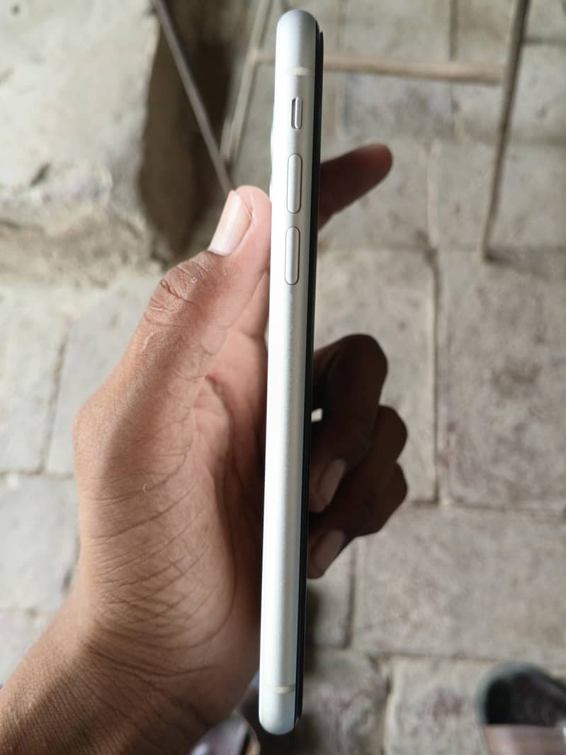 Apple iPhone 11 3