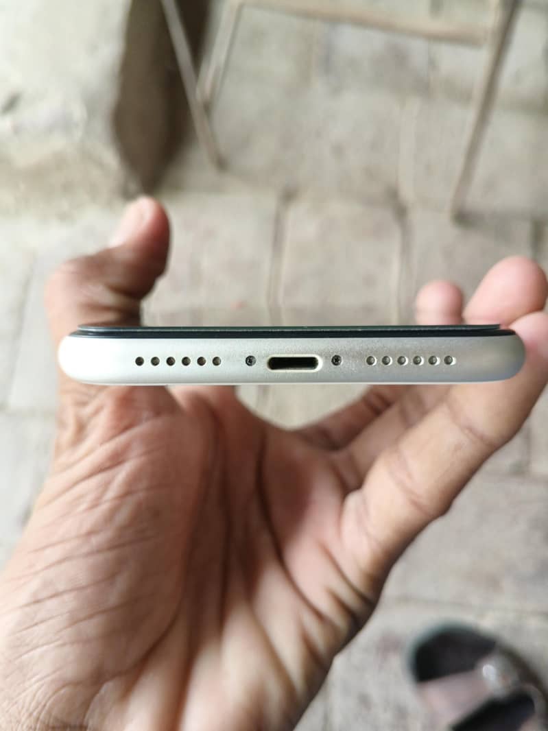 Apple iPhone 11 4