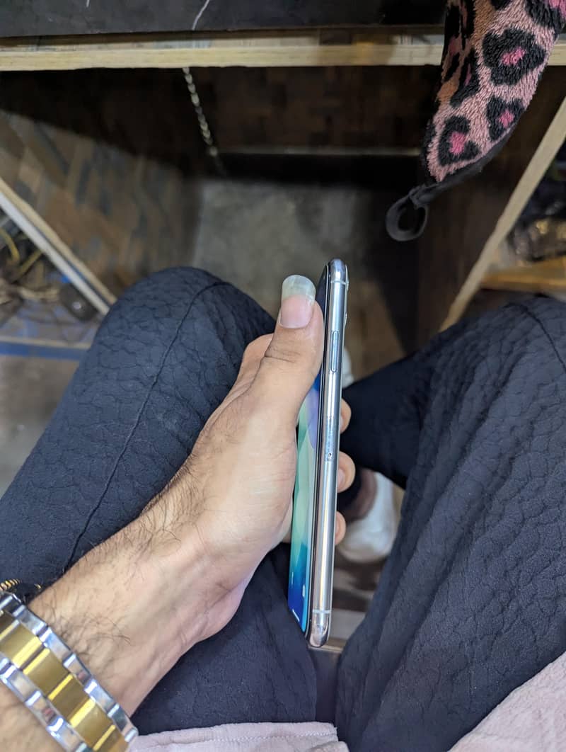 Apple iPhone 11 Pro Max 4
