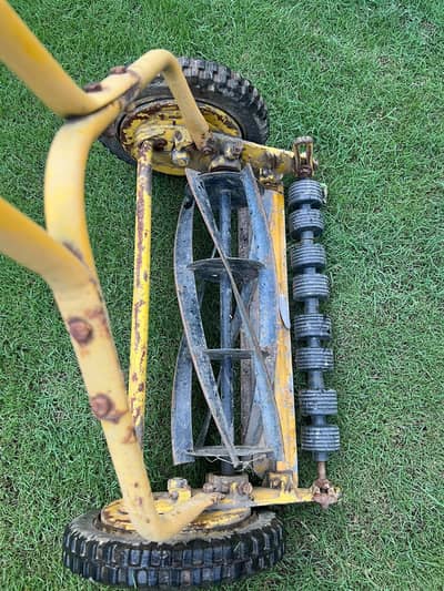 Manual Push Reel Lawn Mower – No Fuel, No Electricity Needed