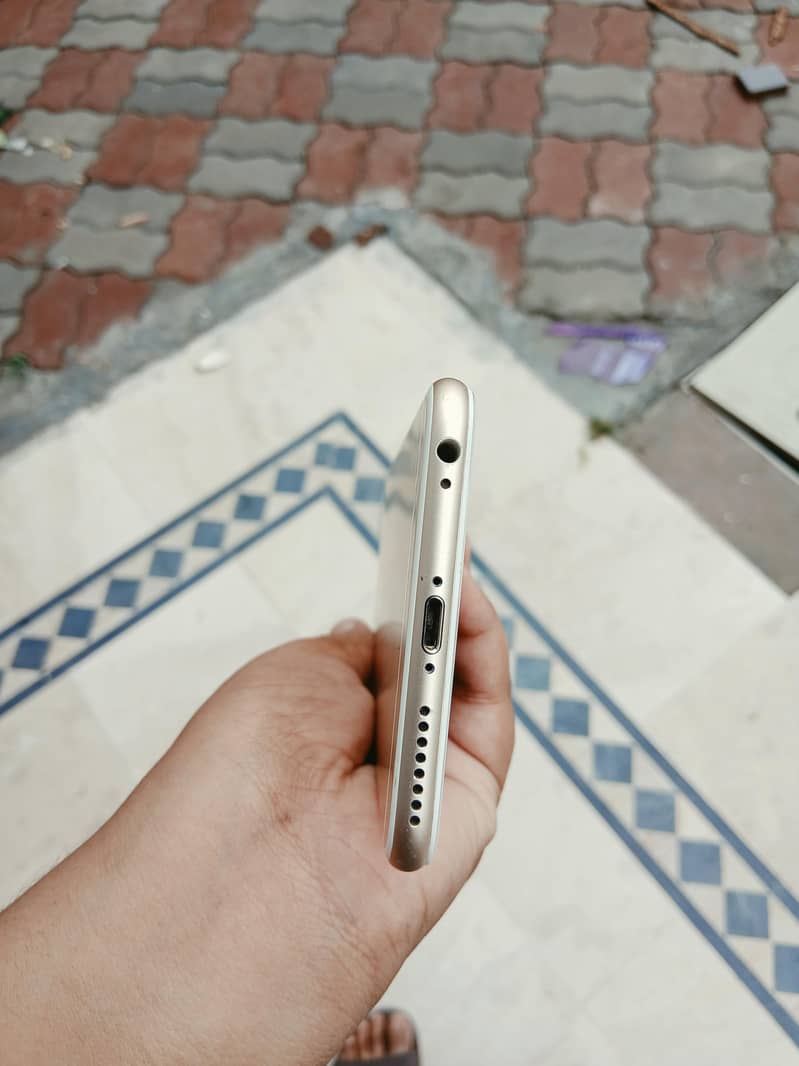Apple iPhone 6 Plus 0