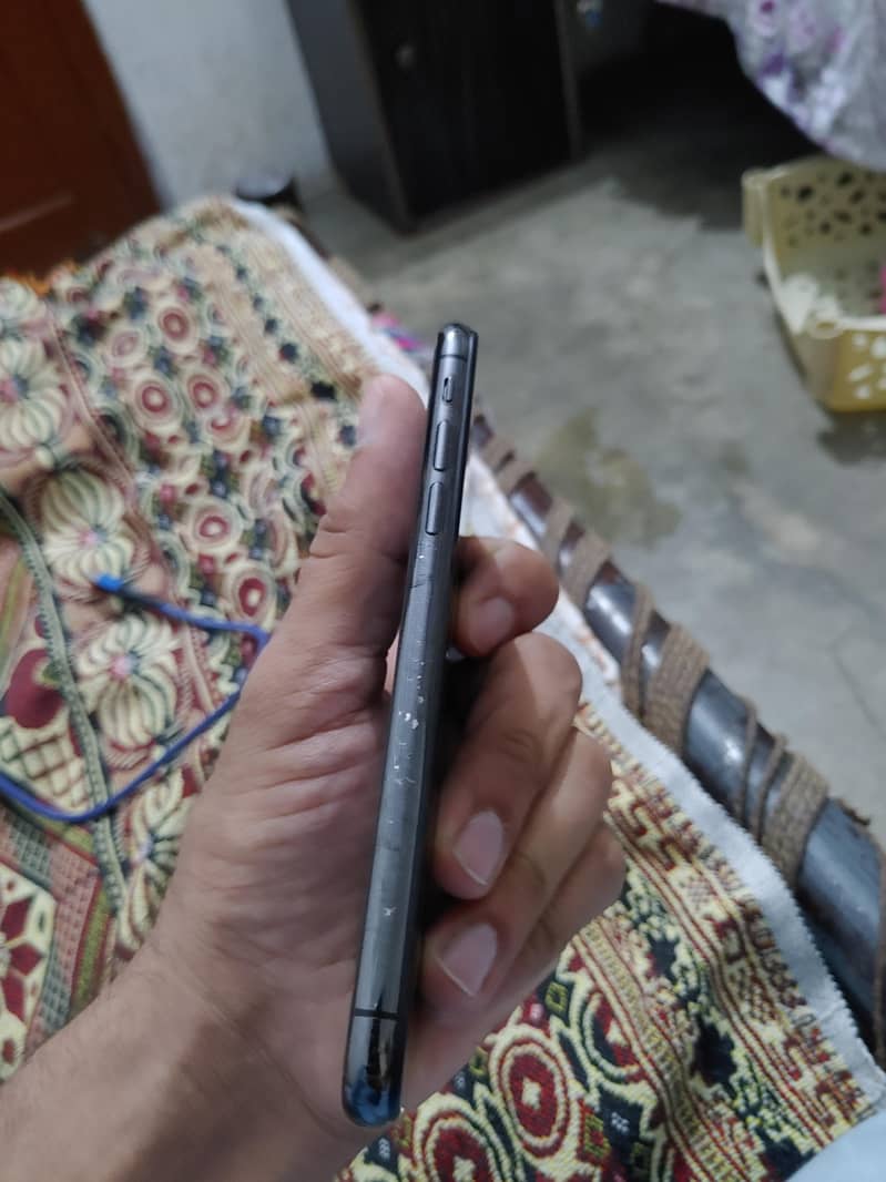 Apple iPhone X 4