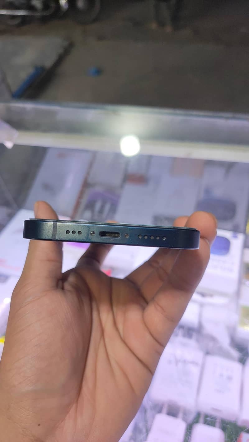 Apple iPhone 13 2