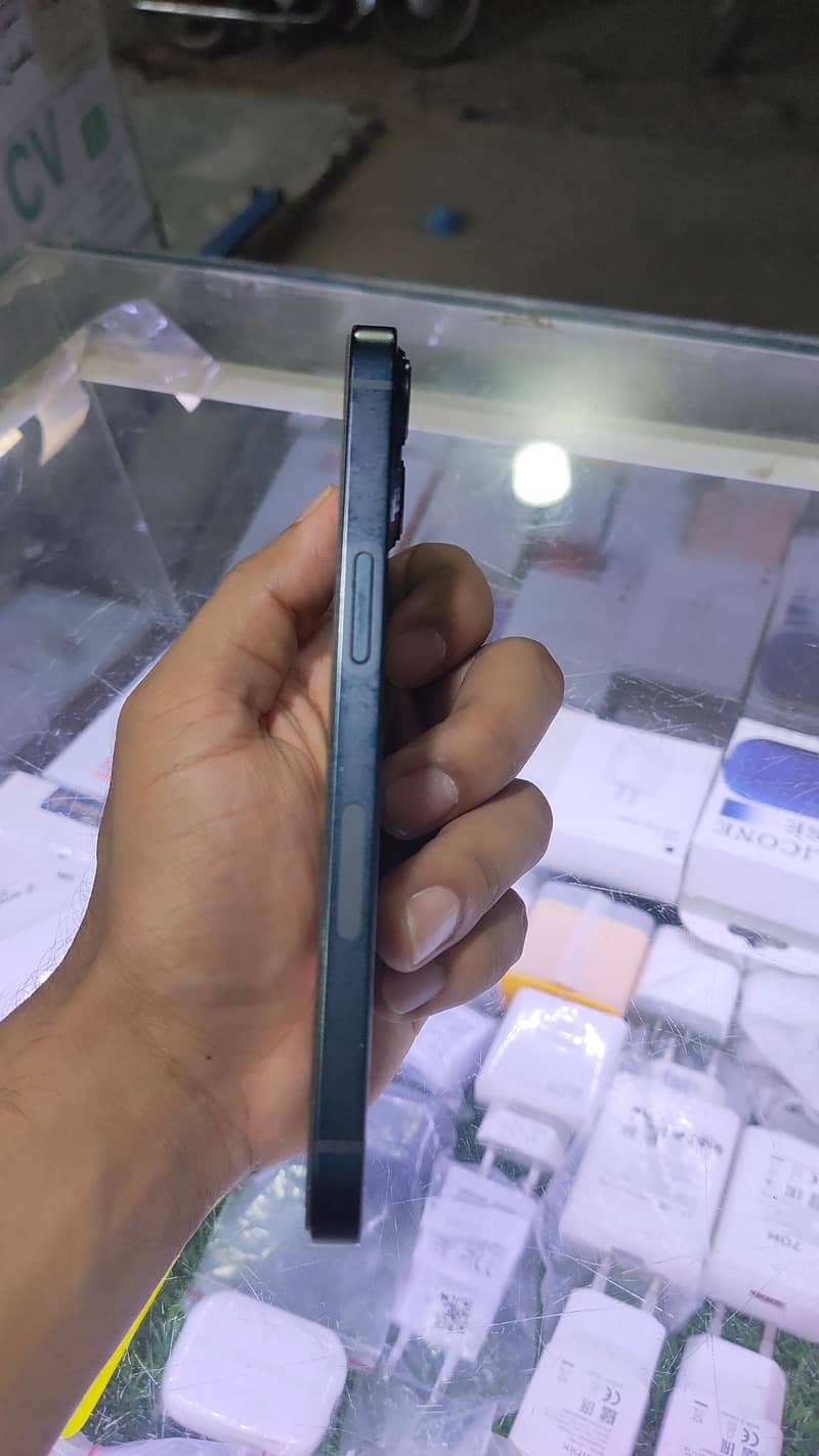 Apple iPhone 13 5